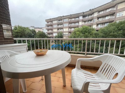 Piso en alquiler temporal en Castro Urdiales, Ostende, con 2 dormitorios, baño, plaza de garaje y terraza