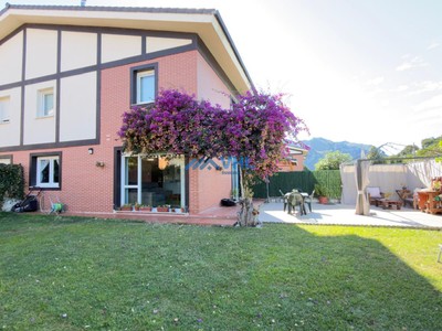 Chalet en venta en Castro Urdiales, Islares, con 4 dormitorios, 3 baños, 2 plazas de garaje y terraza