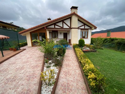Chalet en alquiler en Castro Urdiales, Guriezo, con 3 dormitorios, 2 baños, aseo, plaza de garaje, balcón y terraza