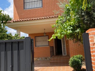 Pareado en venta en Los Santos De La Humosa, Urb: Miramadrid Ii, con 5 dormitorios, 3 baños, trastero, 2 terrazas y terreno
