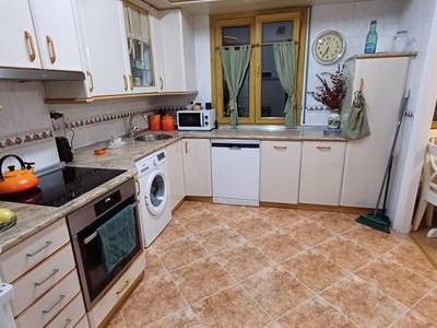 Piso en venta en Portugalete, General Castaños, con 4 dormitorios, baño y balcón