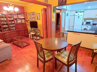 Piso en venta en Portugalete, Guipuzcoa, con 2 dormitorios, baño y trastero
