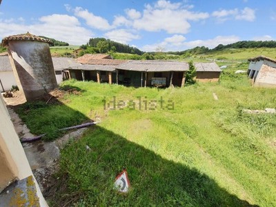 Casa en venta en Urturi, con 4 dormitorios, baño y 3 balcones