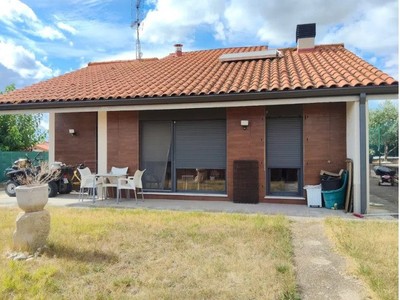Chalet en venta en Zambrana, con 3 dormitorios, 2 baños, trastero y terreno
