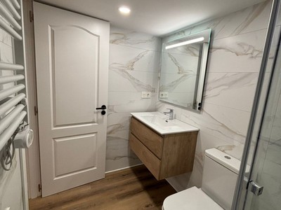 Piso en venta en Vitoria-gasteiz, con 2 dormitorios, baño, aseo y 2 balcones