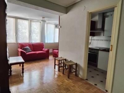 Piso en venta en Vitoria-gasteiz, Casco Medieval, con 3 dormitorios, baño, trastero y balcón