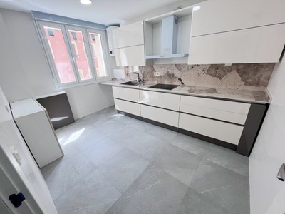 Piso en venta en Vitoria, Coronación - El Pilar - Casco Viejo, con 2 dormitorios y baño