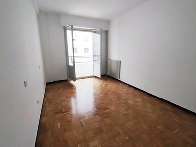 Piso en venta en Vitoria, con 3 dormitorios, baño y terraza