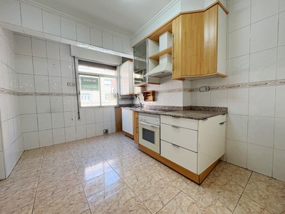 Piso en venta en Vitoria, Coronación - El Pilar - Casco Viejo, con 3 dormitorios, baño y terraza