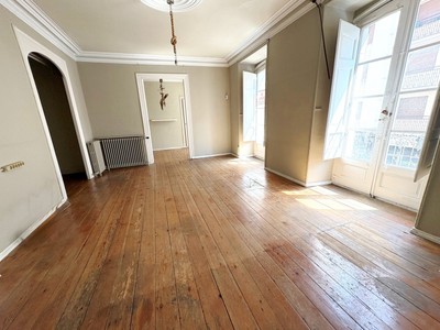 Piso en venta en Vitoria, Centro, con 7 dormitorios y 2 baños