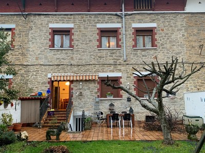 Chalet adosado en venta en Vitoria, Judizmendi, con 6 dormitorios, 3 baños, 2 balcones y terreno