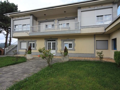 Chalet en venta en O Vicedo, con 4 dormitorios, 2 baños, plaza de garaje, trastero y terreno