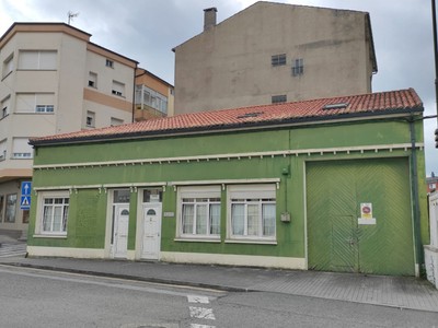 Casa en venta en San Ciprián, con 4 dormitorios, baño, plaza de garaje y trastero