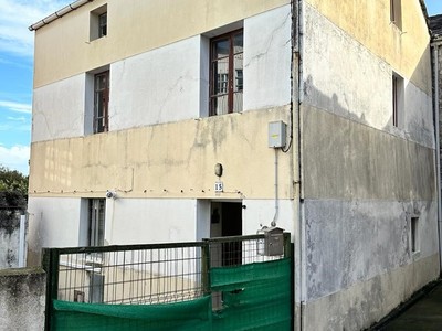 Casa en venta en Burela, con 5 dormitorios, baño y aseo