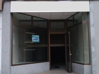 Locales en venta en San Ciprián, con baño