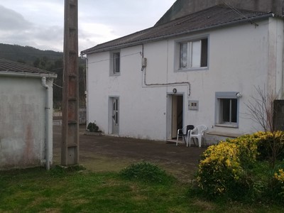 Casa en venta en Cangas De Foz, con 4 dormitorios, baño, aseo, trastero y terreno