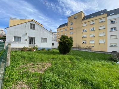 Casa en venta en Burela, con 4 dormitorios, baño, trastero y terreno