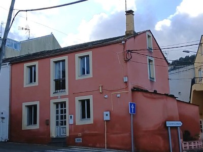 Casa en venta en Burela, con 4 dormitorios, baño, aseo y trastero