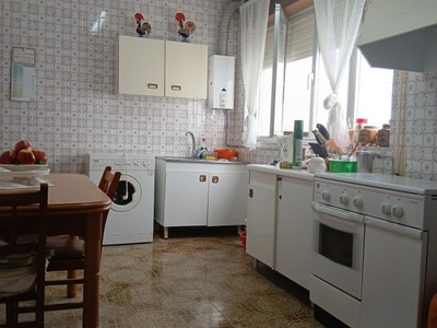 Piso en venta en San Ciprián, con 3 dormitorios, baño, aseo, trastero y balcón