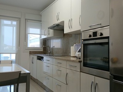 Piso en venta en Burela, con 4 dormitorios, baño, aseo, plaza de garaje y trastero