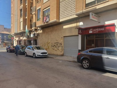 Local comercial en venta en Tobarra, Avenida Reina Sofia, con 5 plazas de garaje