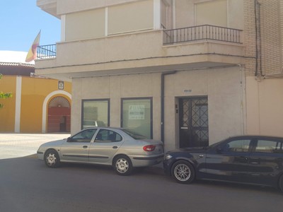 Local comercial en alquiler en Tobarra, Avenida Reina Sofia, con aseo