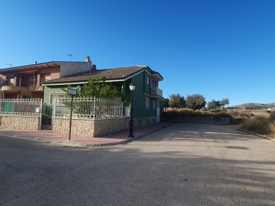 Casa en venta en Tobarra, Urbanizacion Las Albercas, con 5 dormitorios, 2 baños, 3 plazas de garaje, balcón y terreno