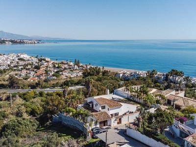Villa en venta en Estepona, Bahía Dorada, con 5 dormitorios, 4 baños, aseo, 5 plazas de garaje, trastero, 3 terrazas y terreno
