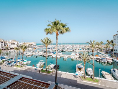 Apartamento en venta en Manilva, Puerto De La Duquesa, con 2 dormitorios, 2 baños y plaza de garaje