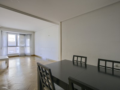 Piso en venta en Madrid, con 3 dormitorios, 2 baños, plaza de garaje y terraza