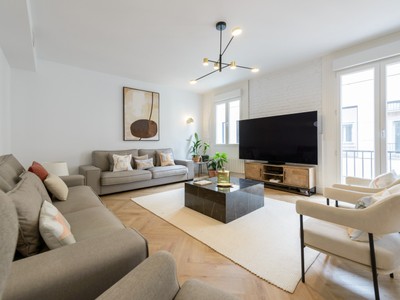 Piso en venta en Madrid, Distrito Centro, con 2 dormitorios, 2 baños y balcón