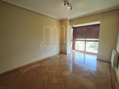 Piso en alquiler en Madrid, con 2 dormitorios, 2 baños, plaza de garaje y balcón