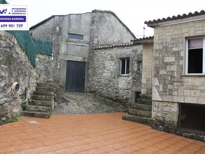 Casa en venta en A Guarda, con 4 dormitorios, baño, 2 plazas de garaje, trastero y terreno