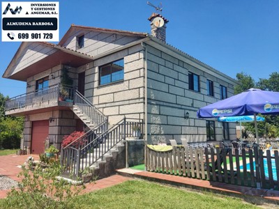 Chalet en venta en Tui, Ribadelouro, con 3 dormitorios, 3 baños, 3 plazas de garaje, trastero, balcón y terreno
