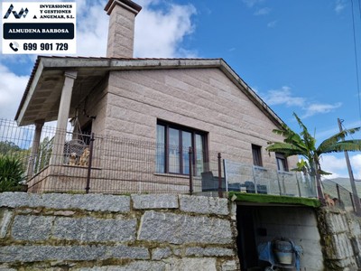 Casa en venta en Tui, Malvas, con 4 dormitorios, 2 baños, 5 plazas de garaje, trastero, balcón, terraza y terreno