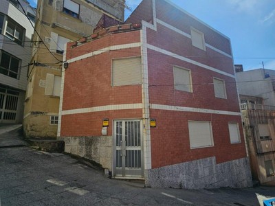 Casa en venta en A Guarda, Centro, con 3 dormitorios, 2 baños, aseo, trastero y terraza