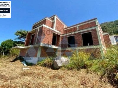 Casa en venta en A Guarda, La Cruzada, con 4 dormitorios, 2 baños, 3 plazas de garaje, trastero, balcón, 2 terrazas y terreno