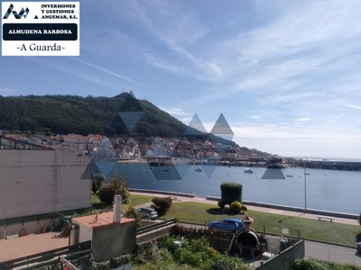 Casa en venta en A Guarda, Puerto, con trastero, 3 balcones y terreno