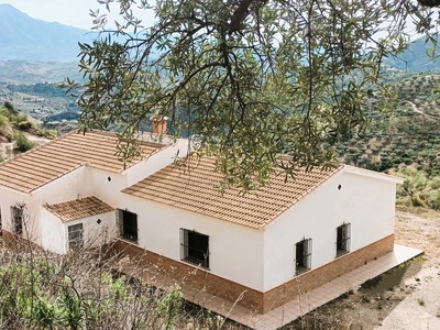 Casa de pueblo en venta en Colmenar, con 4 dormitorios, 2 baños, trastero y terreno