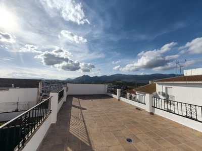 Casa de pueblo en venta en Colmenar, Pueblo, con 10 dormitorios, 5 baños, plaza de garaje, trastero, 4 balcones y 3 terrazas