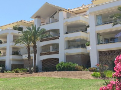 Piso en venta en Mijas, La Cala Golf Resort, con 2 dormitorios, 2 baños, plaza de garaje, trastero y terraza