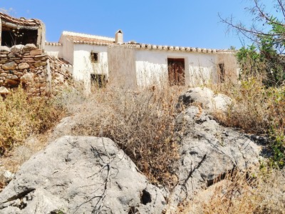 Cortijo en venta en Comares, con 10 dormitorios, baño, trastero, terraza y terreno