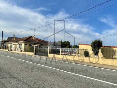 Casa en venta en A Estrada, con 2 dormitorios, baño, plaza de garaje y trastero