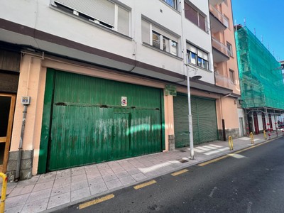 Local comercial en venta en Castro Urdiales, Centro, con baño y 4 plazas de garaje