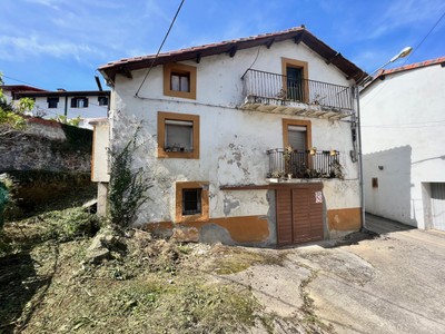 Casa en venta en Castro Urdiales, Mioño, con 4 dormitorios, baño, plaza de garaje, trastero, balcón y terreno