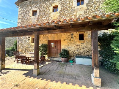 Casa en venta en Castro Urdiales, Samano, con 3 dormitorios, baño, 4 plazas de garaje, trastero, terraza y terreno