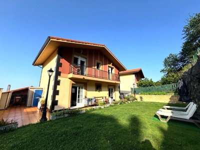 Chalet en venta en Castro Urdiales, Allendelagua, con 4 dormitorios, 3 baños, aseo, 3 plazas de garaje, trastero, 2 balcones, 2 terrazas y terreno