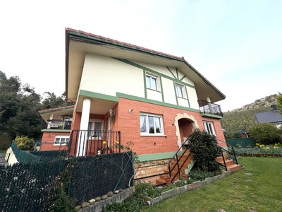Chalet en venta en Castro Urdiales, Mioño, con 4 dormitorios, 3 baños, 2 plazas de garaje, trastero, 2 terrazas y terreno