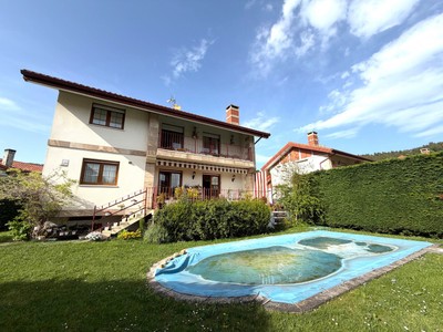 Chalet en venta en Castro Urdiales, Montealegre, con 4 dormitorios, 3 baños, aseo, 5 plazas de garaje, trastero y terreno