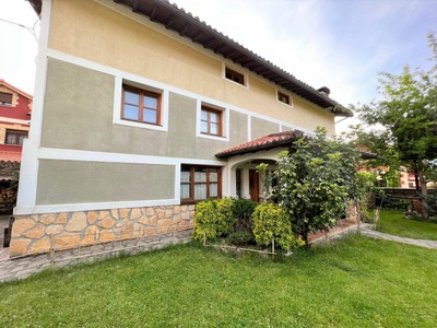 Casa en venta en Castro Urdiales, Guriezo, con 6 dormitorios, 3 baños, 4 plazas de garaje, trastero, 2 terrazas y terreno